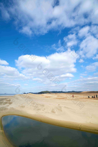 沿海沙丘水塘蓝天风景摄影图