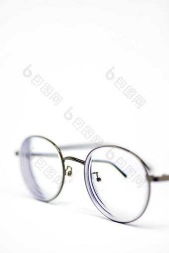 一副圆框眼镜近视眼镜特写