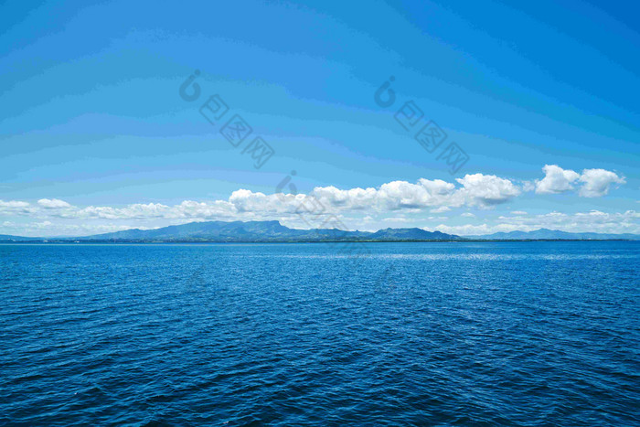 斐济海滩蓝天白云自然海洋风景图