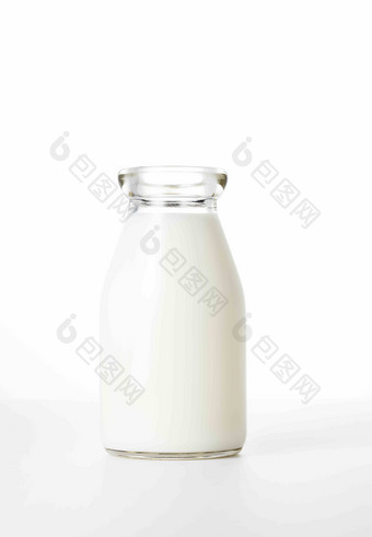 一瓶新鲜的牛奶羊奶玻璃瓶广告素材