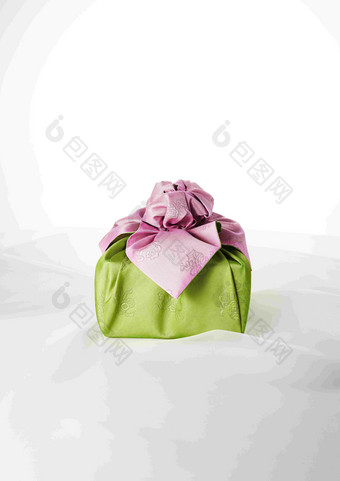 韩国习俗工艺品绿粉色感恩节包裹静物图