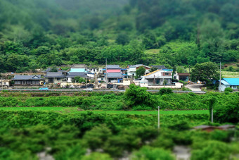 韩国山林周边小镇村庄建筑群摄影图