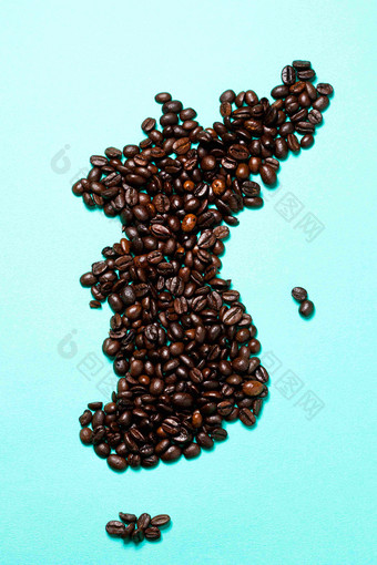 棕色咖啡豆绿色场景摄影图