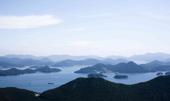 雾弥漫在海水礁石岛屿船只行驶