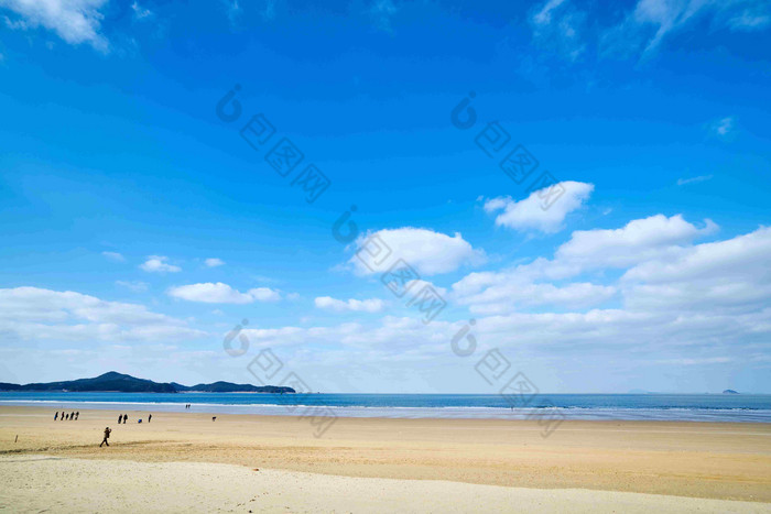 沿海沙子沙滩蔚蓝天空风景摄影图