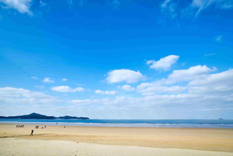 沿海沙子沙滩蔚蓝天空风景摄影图
