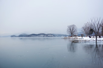 平静<strong>的</strong>雪天湖面树木<strong>风景</strong>摄影图