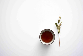 俯拍一杯茶和一枝茶叶干枝