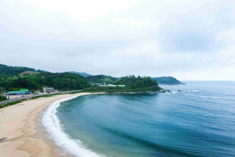 韩国沿海蓝色海洋沙滩绿洲场景摄影图
