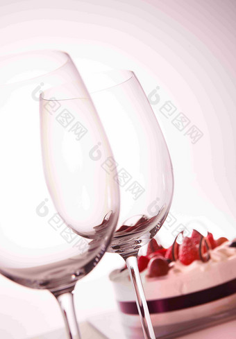 玻璃酒杯蛋糕草莓场景摄影图
