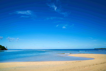 金色沙滩海岸线蓝色天空风景摄影图