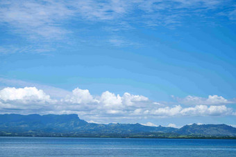 斐济海滩风景蔚蓝大海白云风景摄影图
