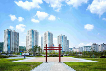 城市绿化公园旅游红色门柱风景摄影图