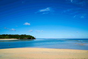 蓝天白云度假岛屿海岸线风景摄影图