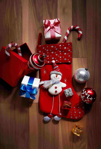 地板上圣诞袜子雪人礼物盒摆设摄影图