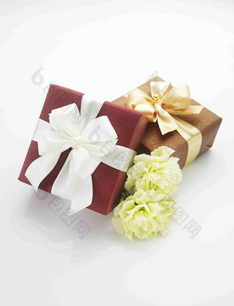 礼物礼品盒彩色丝带康乃馨场景摄影图