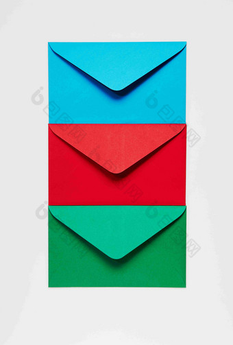绿色红色的信封卡片摄影图