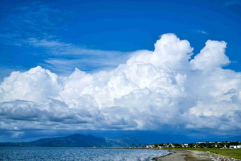 海滩小岛云海白云蓝天风景摄影图