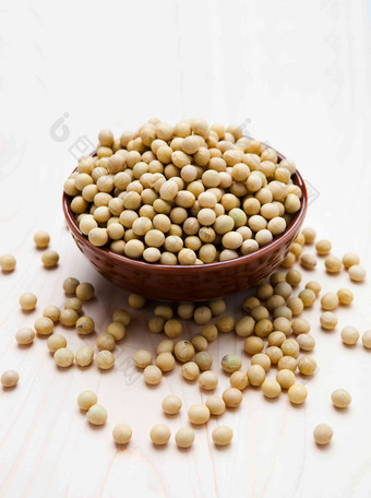 健康食物粮食黄豆散落场景摄影图