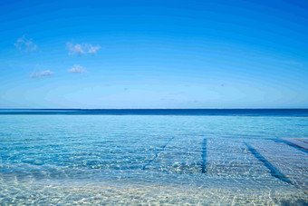 透明蓝色干净的大海水平线风景摄影图
