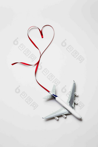 浪漫的丝带爱心飞机模型摄影图