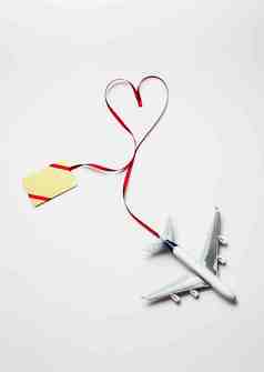 卡片浪漫的爱心丝带飞机模型摄影图