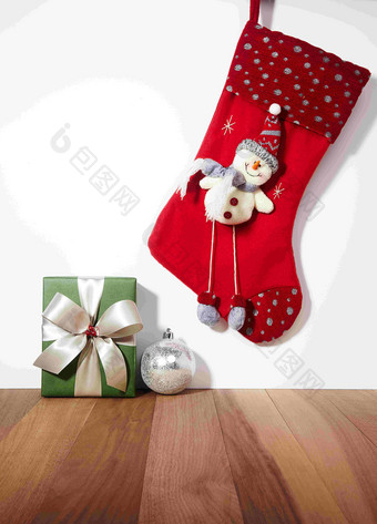 挂着的圣诞袜包装场景概念摄影图