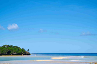 斐济岛蓝色天空大海金色沙滩景观摄影图