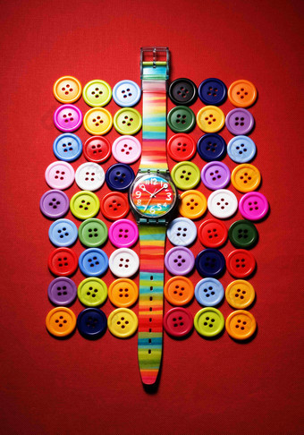 彩虹卡通手表摆列的扣子场景摄影图