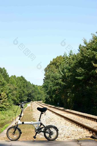 铁路旁的自行车河流森林风景摄影图
