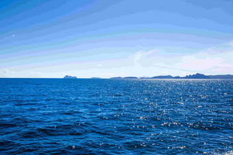 普吉岛闪闪发光的波浪风景摄影图