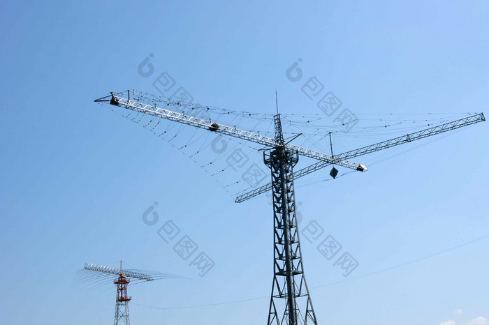 天线传输塔吊塔工地建筑场景摄影图