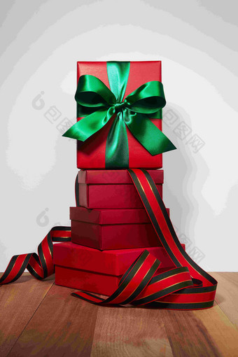 <strong>圣诞节丝带</strong>包装礼物盒静物摄影图