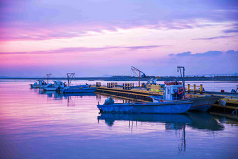 紫色霞光太阳日落户外渔船风景摄影图