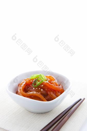 韩国咸菜丝鱿鱼丝特色小吃摄影图