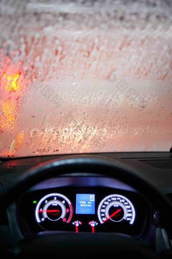 下雨天<strong>夜</strong>晚车内转盘玻璃场景图