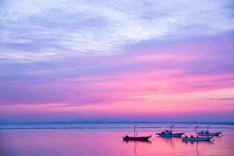 霞光太阳日落海上渔船风景摄影图