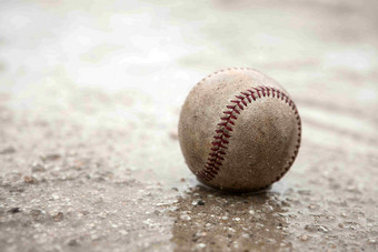 体育户外地上的棒球静物摄影图