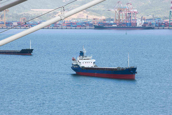 光阳湾港口行驶的轮船<strong>风景</strong>摄影图