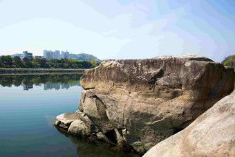 河边的岩石风景装饰摄影图