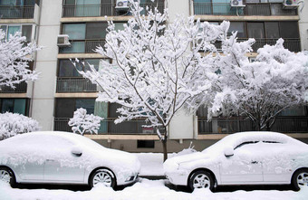 树车被积雪厚厚覆盖韩国首尔雪后风景