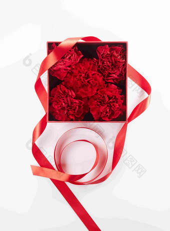 母亲节红色康乃馨鲜花礼盒静物摄影图