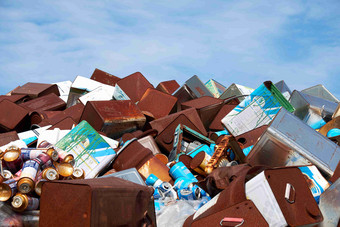 韩国的处理场塑料铁桶回收摄影图