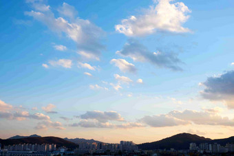 蓝色天空<strong>日落</strong>晚霞群山轮廓自然风景