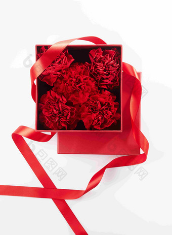 红色康乃馨礼盒母亲节礼物静物摄影
