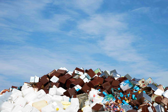 韩国塑料铁桶回收废物堆摄影图