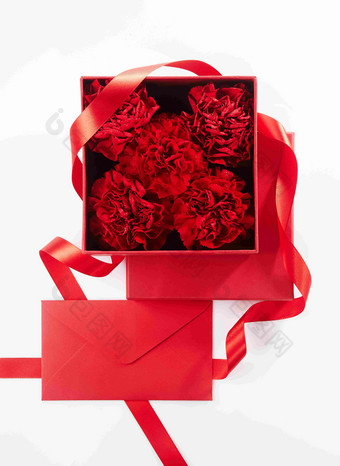 红色现花礼盒彩带感激之情花摄影图