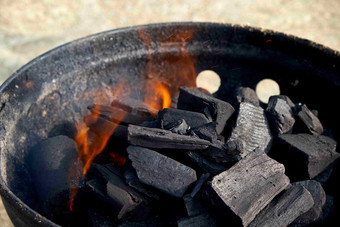 <strong>黑色</strong>煤炭盆木炭热能源摄影图
