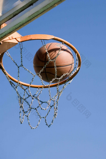 灌篮球框即将进球篮球运动场景图