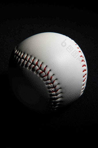 白色棒球特写黑色背景阴影拍摄